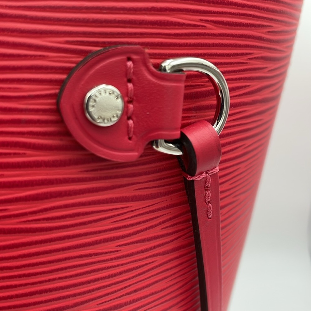 Authentic Louis Vuitton Neverfull Tote in Epi Leather - Picture 8 of 17